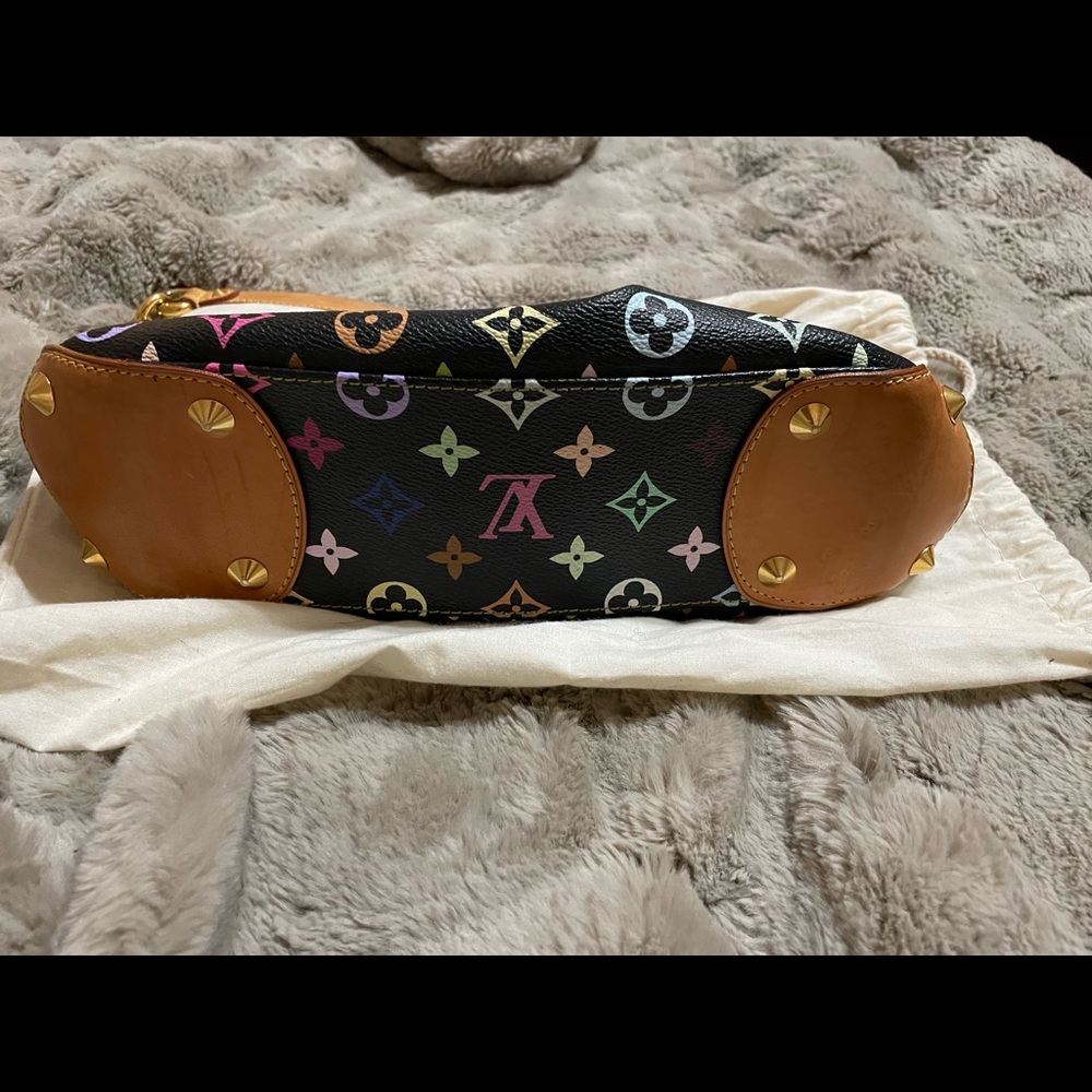 Louis Vuitton bag, excellent pre love conditions, no stains